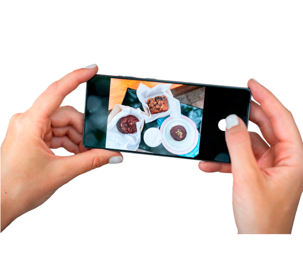 تعلم تصوير من خلال الهاتف يد تقوم بالتصوير من خلال الهاتف