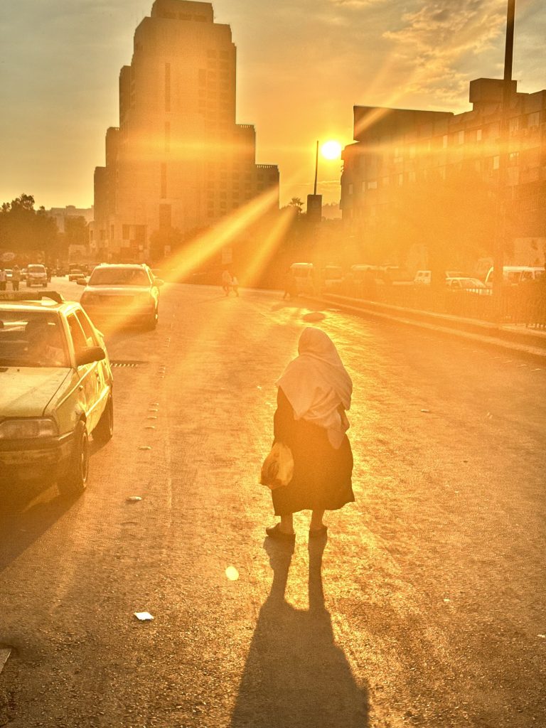 صورة تدل على رغم من التعب والهموم يوجد بصيص أمل وشمس هي مصدر للأمل في اضائتها